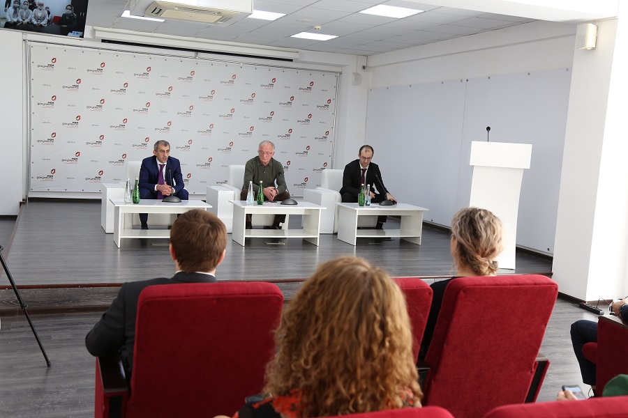 Абдулпатах Амирханов вручил награды сотрудникам МФЦ