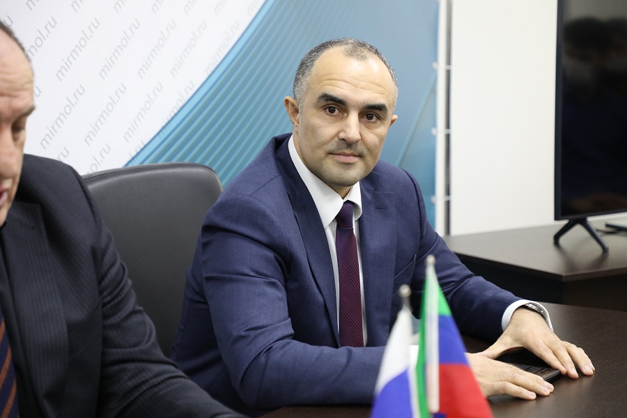Премьер Дагестана представил нового главу Минцифры РД Юрия Гамзатова