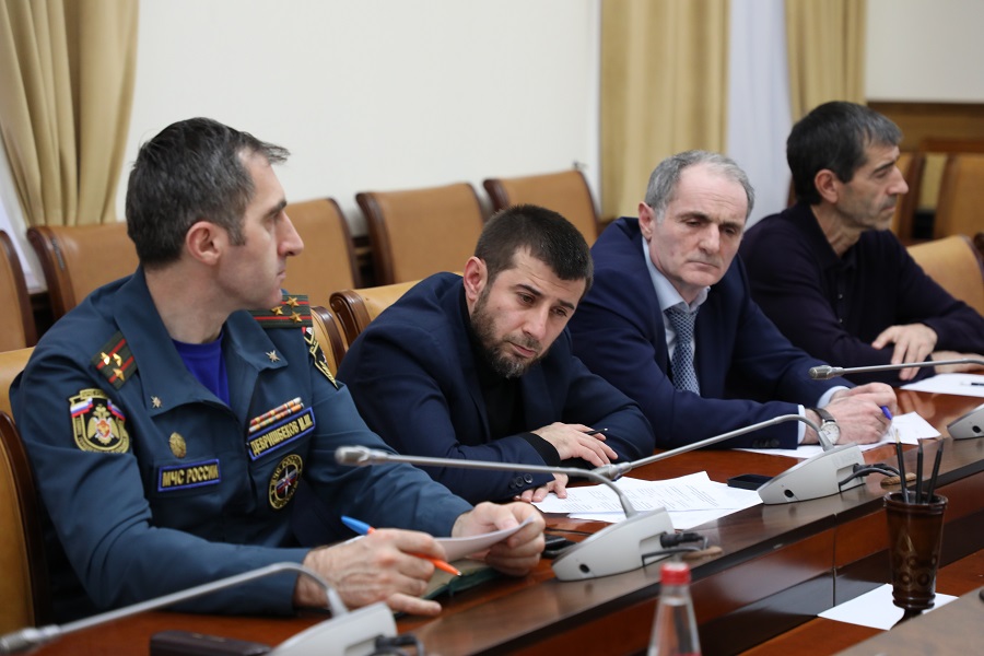 Абдулмуслим Абдулмуслимов поставил задачи по безаварийному пропуску половодья и паводков в Дагестане