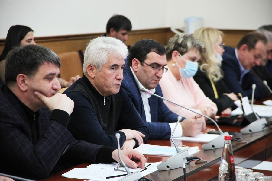 Руслан Алиев поручил ускорить заключение контрактов по нацпроектам 2022 года