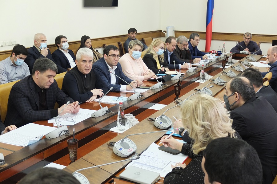Руслан Алиев поручил ускорить заключение контрактов по нацпроектам 2022 года