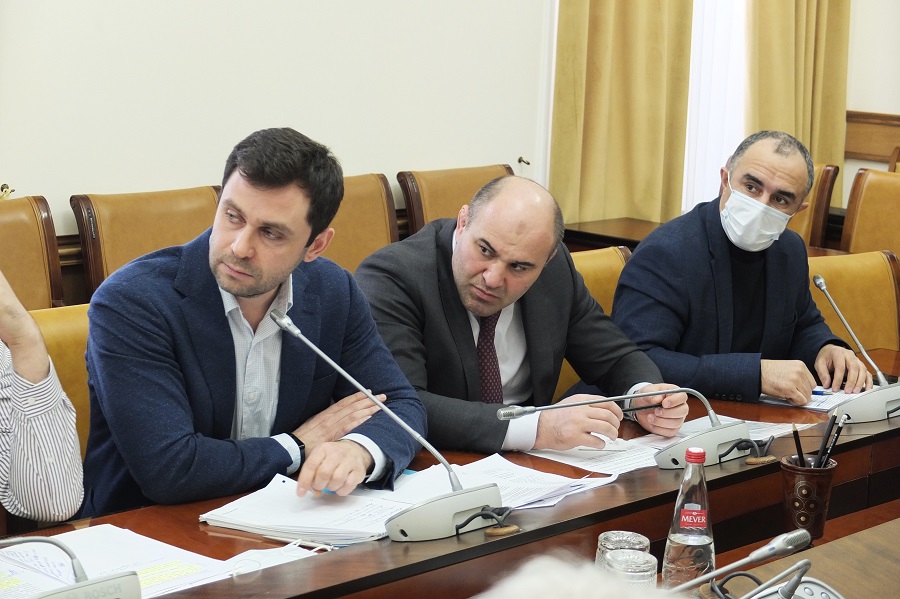 Руслан Алиев поручил ускорить заключение контрактов по нацпроектам 2022 года