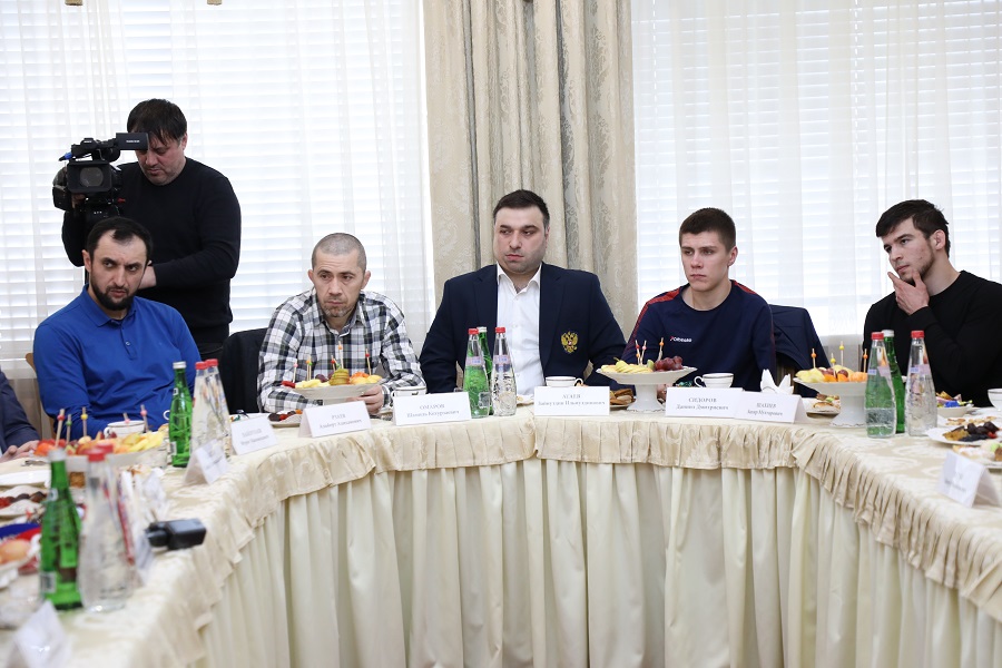 Абдулмуслим Абдулмуслимов встретился с участниками летних Олимпийских и Паралимпийских игр