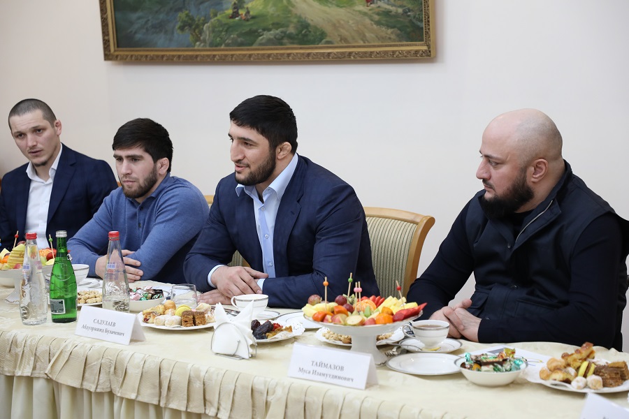 Абдулмуслим Абдулмуслимов встретился с участниками летних Олимпийских и Паралимпийских игр