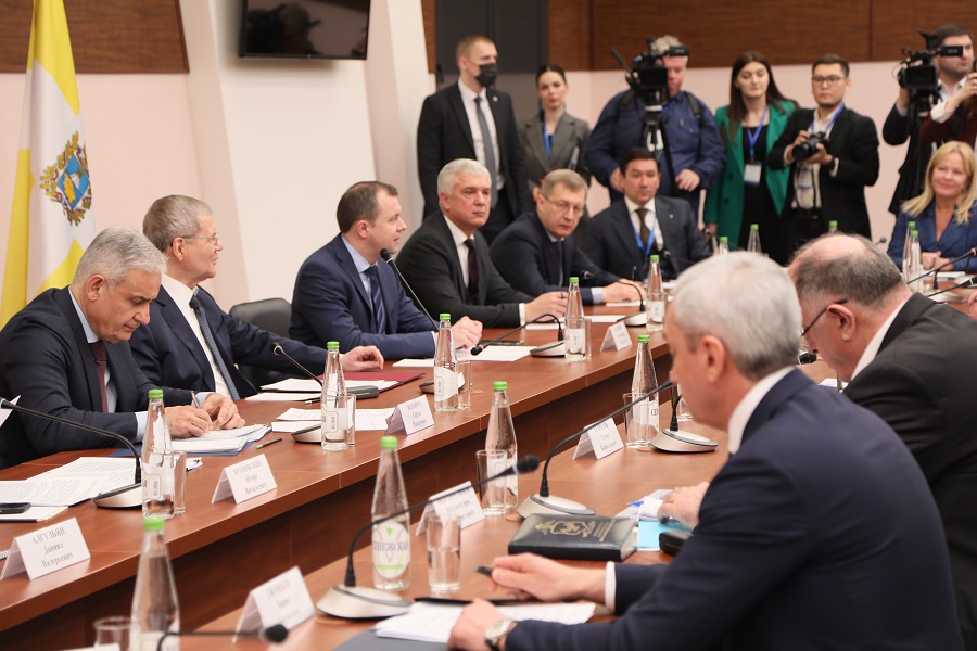Абдулмуслим Абдулмуслимов на форуме в СКФО рассказал о принимаемых в республике мерах по поддержке экономики
