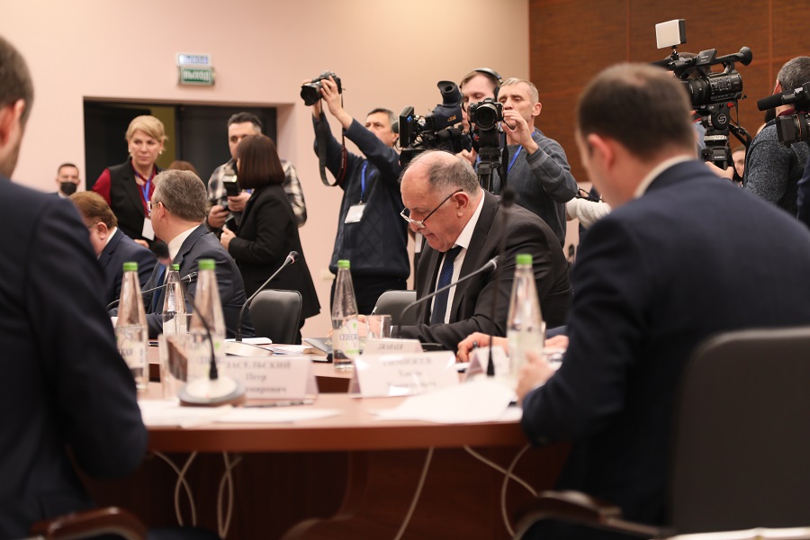 Абдулмуслим Абдулмуслимов на форуме в СКФО рассказал о принимаемых в республике мерах по поддержке экономики