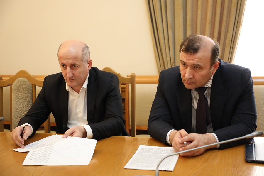 Проблему безопасности железнодорожного движения и аварий с участием КРС обсудили в Правительстве региона