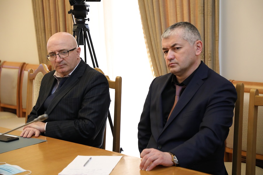 Проблему безопасности железнодорожного движения и аварий с участием КРС обсудили в Правительстве региона