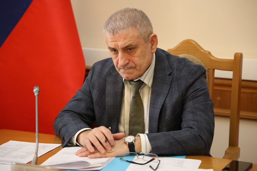 Проблему безопасности железнодорожного движения и аварий с участием КРС обсудили в Правительстве региона