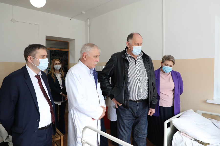 Абдулмуслим Абдулмуслимов посетил больницы Буйнакска и Буйнакского района