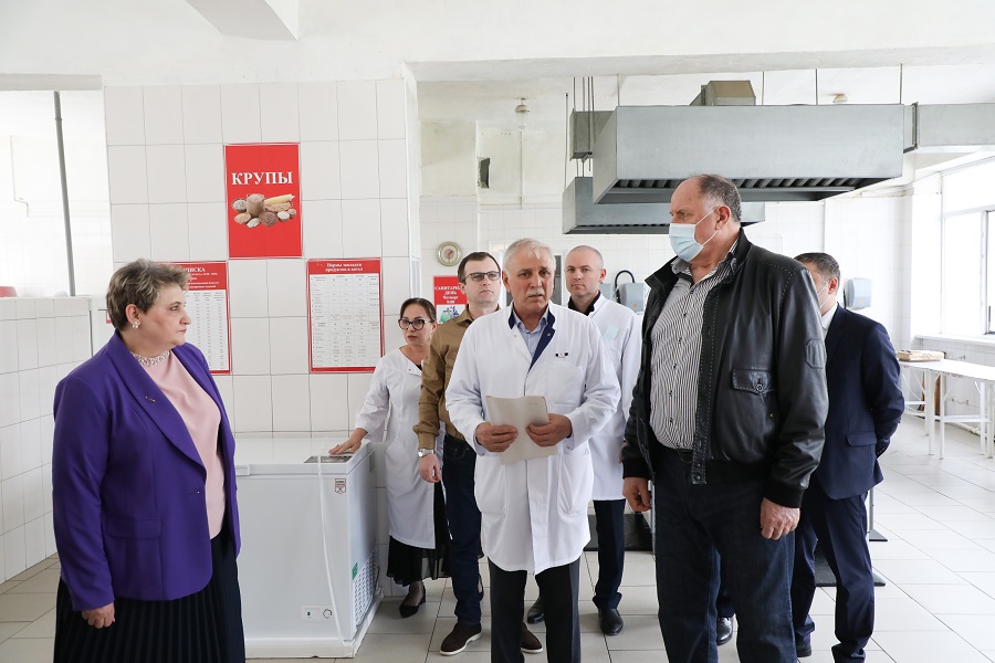 Абдулмуслим Абдулмуслимов посетил больницы Буйнакска и Буйнакского района