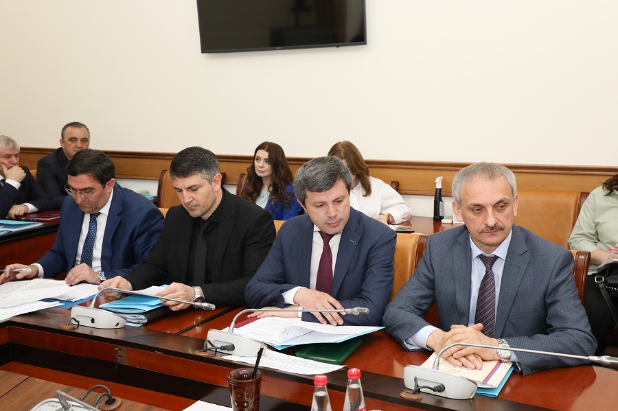 Итоги социально-экономического развития Дагестана за 2021 год обсудили на заседании Правительства региона