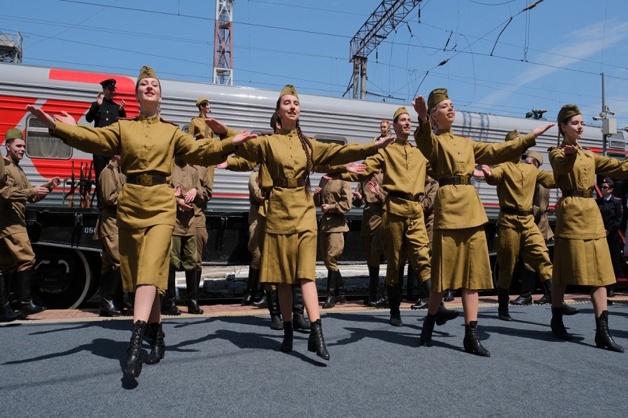 В Махачкале участники «Вахты Памяти» встретили ретро-поезд «Победа»