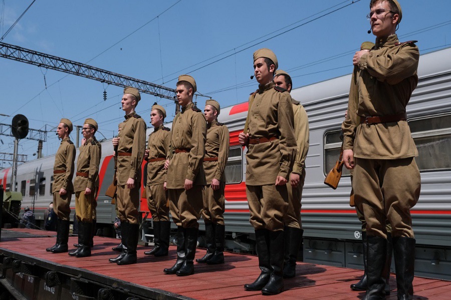 В Махачкале участники «Вахты Памяти» встретили ретро-поезд «Победа»