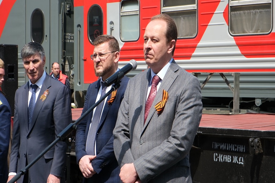 В Махачкале участники «Вахты Памяти» встретили ретро-поезд «Победа»