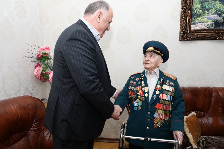 Абдулмуслим Абдулмуслимов поздравил ветерана Великой Отечественной войны Ильяса Казиханова с Днём Победы