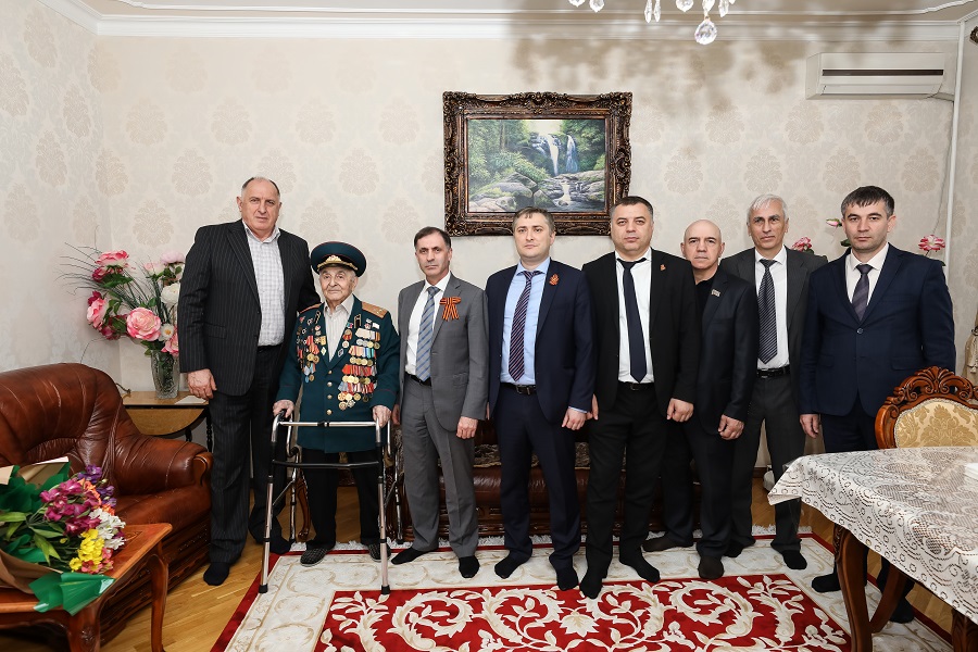 Абдулмуслим Абдулмуслимов поздравил ветерана Великой Отечественной войны Ильяса Казиханова с Днём Победы
