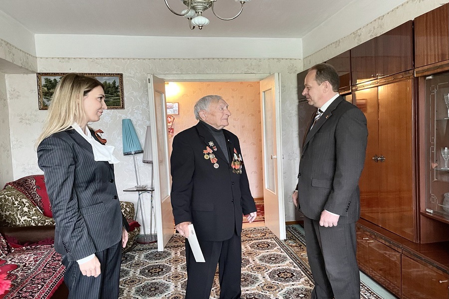Муслим Телякавов поздравил ветерана ВОВ Юрия Петрухина с наступающим праздником