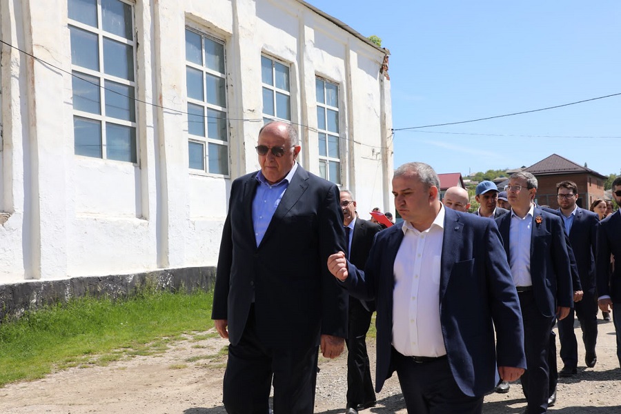 Абдулмуслим Абдулмуслимов проверил ход капитального ремонта лицея в селе Дылым