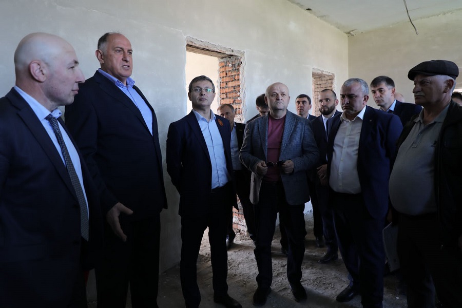 Абдулмуслим Абдулмуслимов проверил ход капитального ремонта лицея в селе Дылым