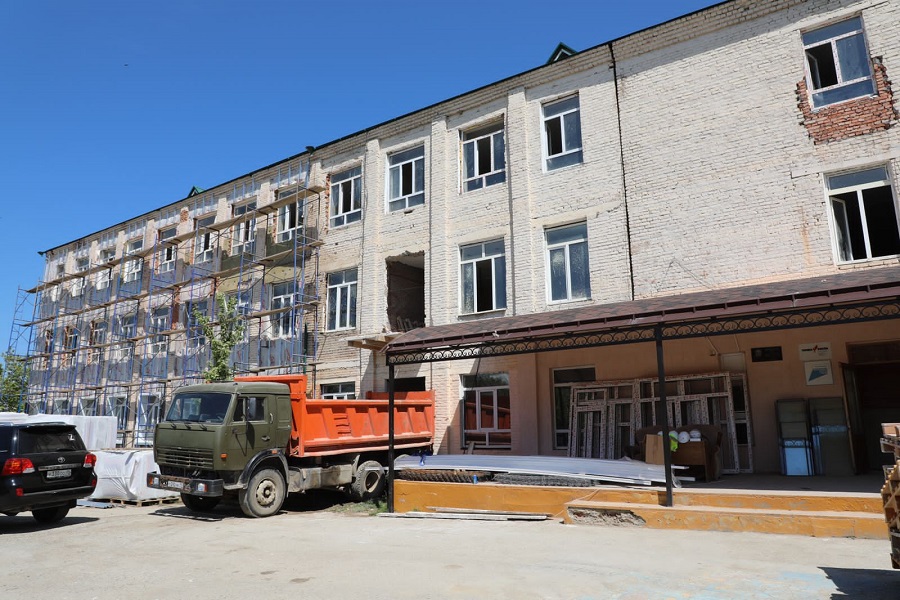 Абдулмуслим Абдулмуслимов проверил ход капитального ремонта лицея в селе Дылым