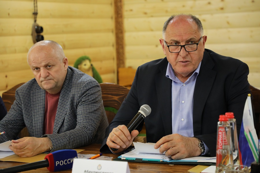 Абдулмуслим Абдулмуслимов обсудил с депутатами Госдумы главные направления развития Казбековского района