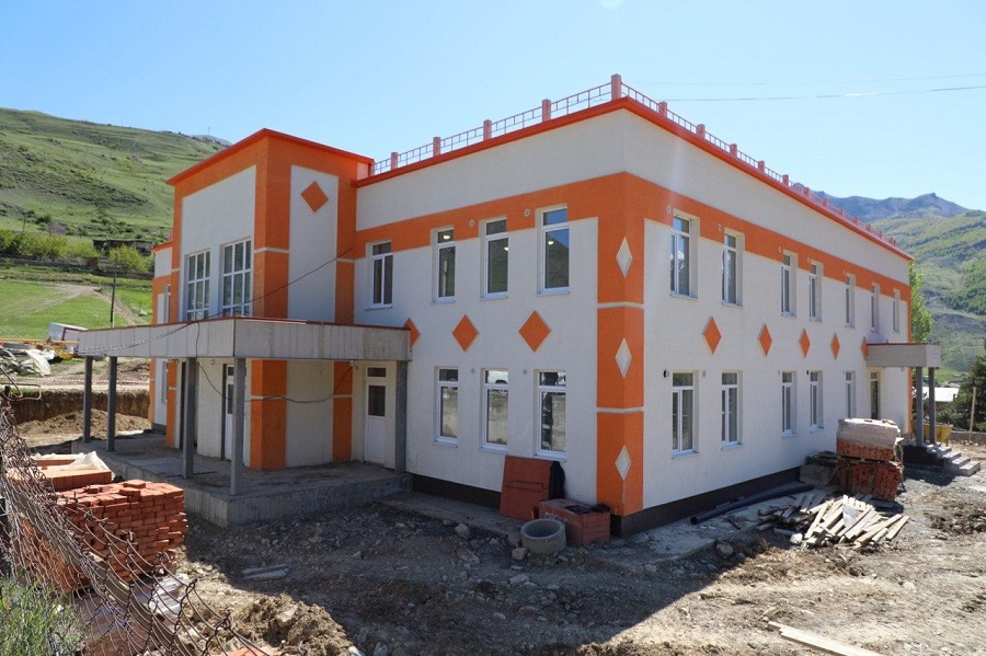 Абдулмуслим Абдулмуслимов проверил ход строительства детсада и работу ФАПа в селе Тинди