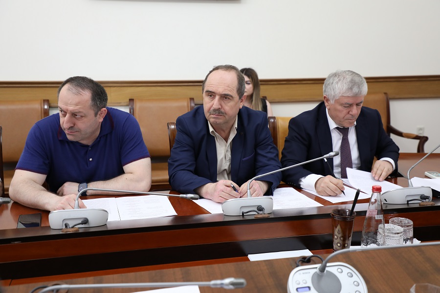 Мурад Казиев провел заседание трёхсторонней комиссии по регулированию социально-трудовых отношений