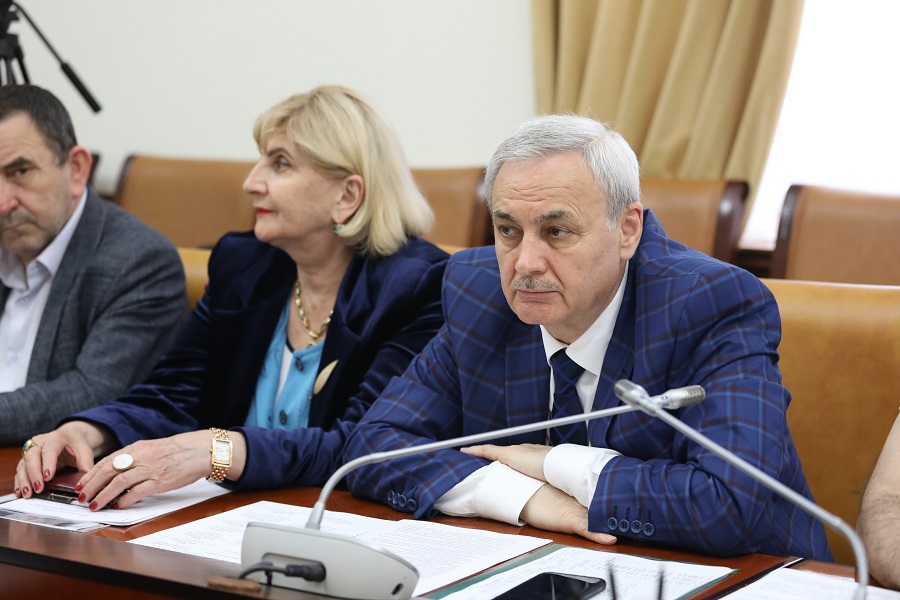 Мурад Казиев провел заседание трёхсторонней комиссии по регулированию социально-трудовых отношений