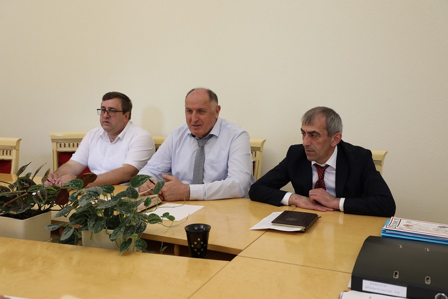 Абдулмуслим Абдулмуслимов обсудил с представителями Госдумы развитие транспортного коридора «Север-Юг»