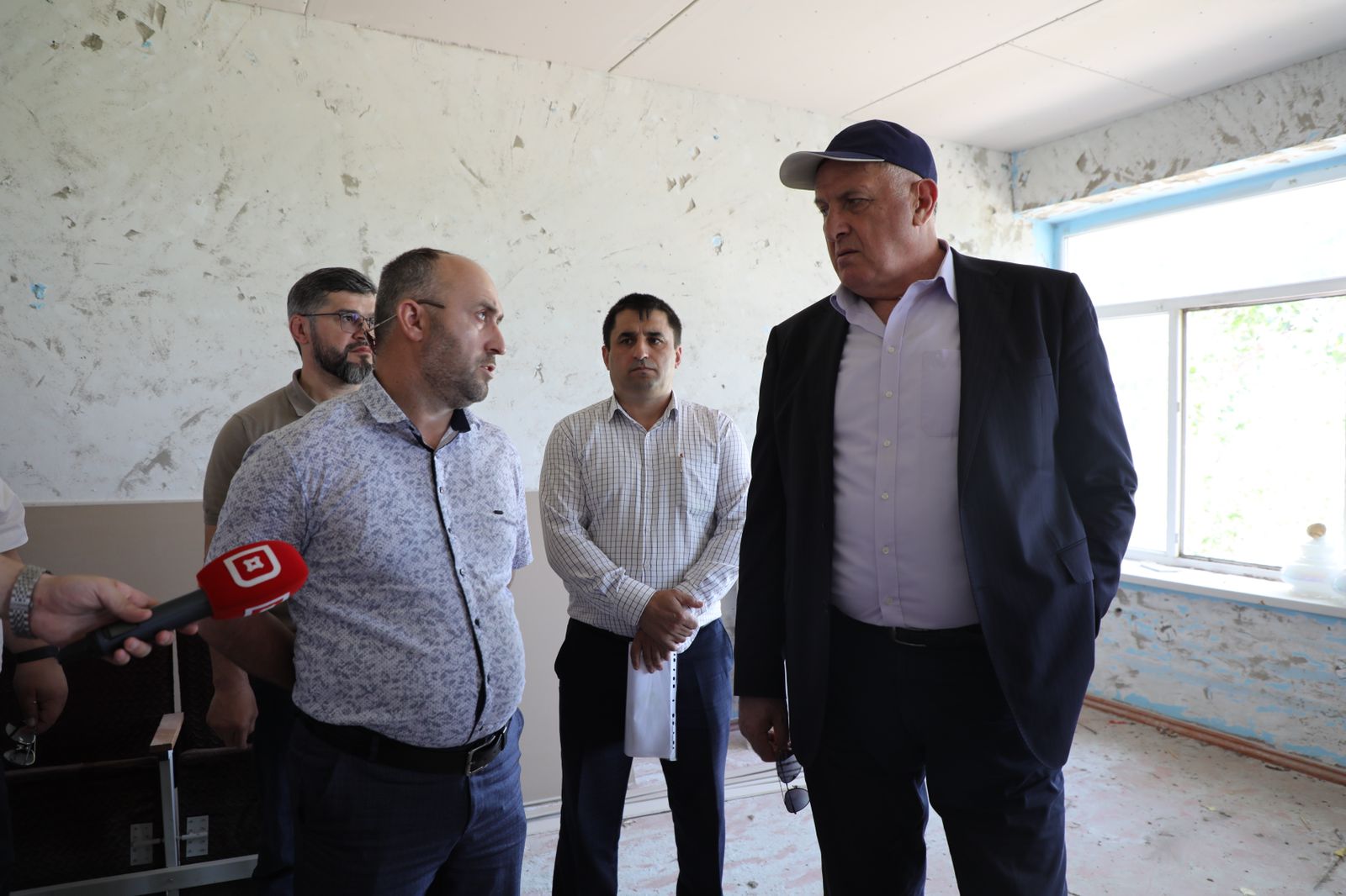 Абдулмуслим Абдулмуслимов подверг критике ход капремонта в школах Кизлярского района