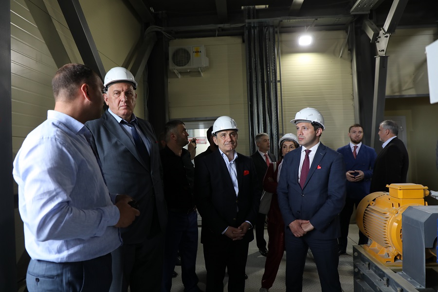 Абдулмуслимов дал старт работе завода по производству сухих строительных смесей «ТРОН»