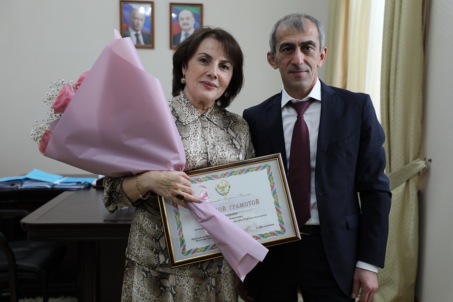 Экс-руководитель Дагестанстата Айганат Эфендиева награждена Благодарностью Главы РД и Почетной грамотой Правительства региона