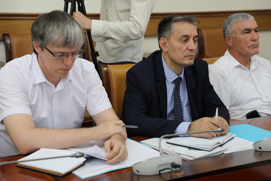 Рамазан Джафаров поручил ужесточить наказание за продажу снюса и насвая вблизи образовательных учреждений