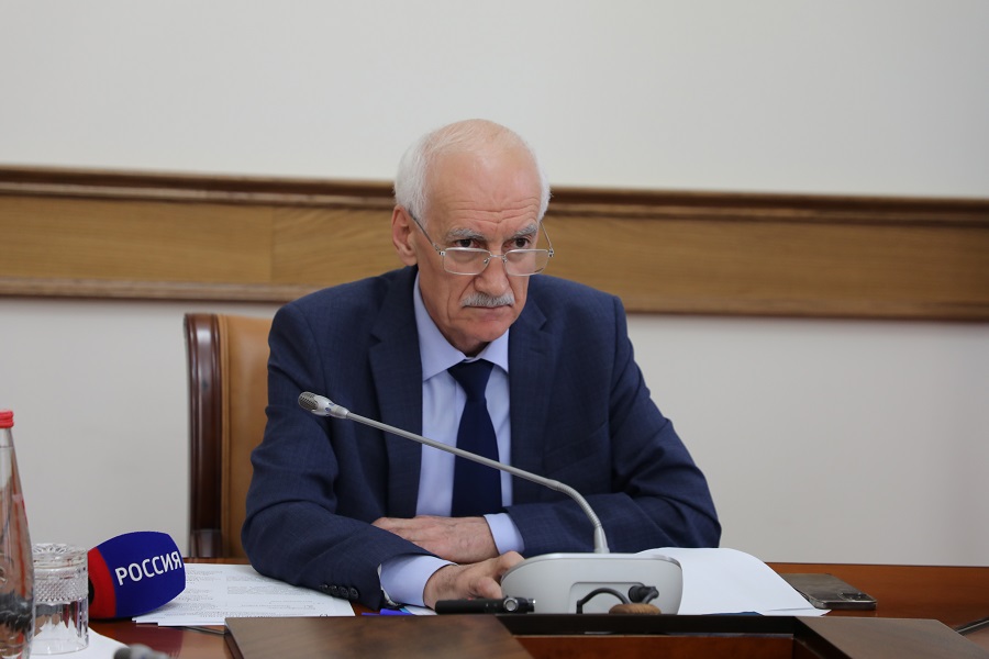 Рамазан Джафаров поручил ужесточить наказание за продажу снюса и насвая вблизи образовательных учреждений