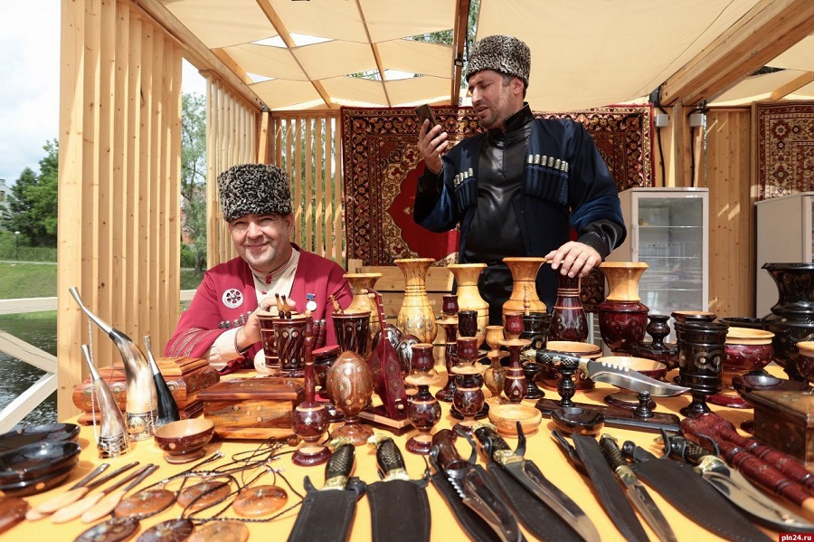 Вице-премьер Нариман Абдулмуталибов принял  участие в Эногастрономической ярмарке «Виноград» в Пскове