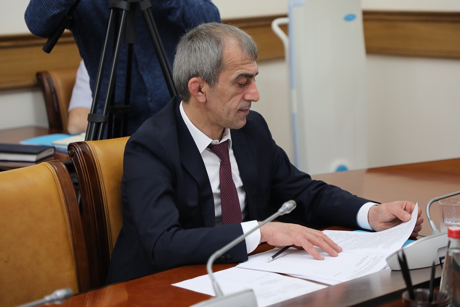 Абдулмуслим Абдулмуслимов подверг жесткой критике ход контрактации по нацпроектам и госпрограммам