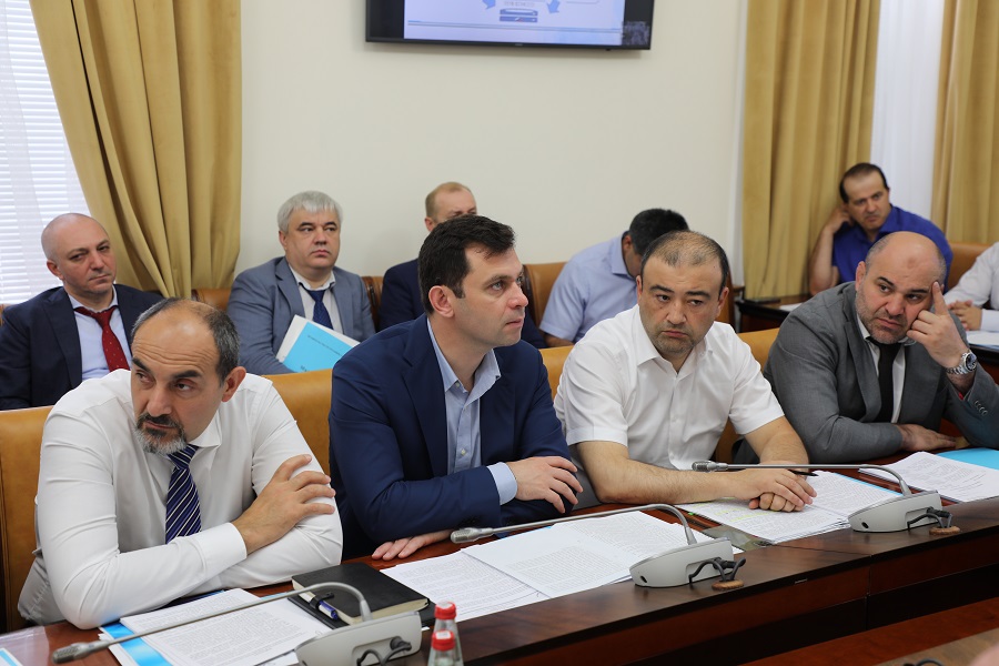 Абдулмуслим Абдулмуслимов подверг жесткой критике ход контрактации по нацпроектам и госпрограммам