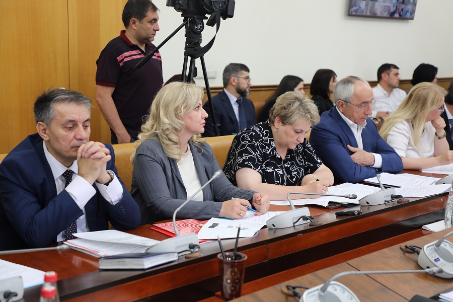 Абдулмуслим Абдулмуслимов подверг жесткой критике ход контрактации по нацпроектам и госпрограммам