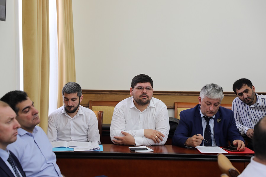 Абдулмуслимов: «Власть обязана объяснять свои решения обществу, учитывать мнения людей, их предложения и критику»