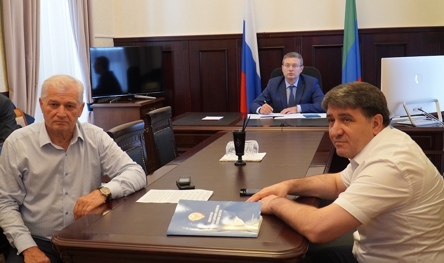Манвел Мажонц  рассказал Андрею Фурсенко о ремонте дороги в селе Нижний Дженгутай Буйнакского района