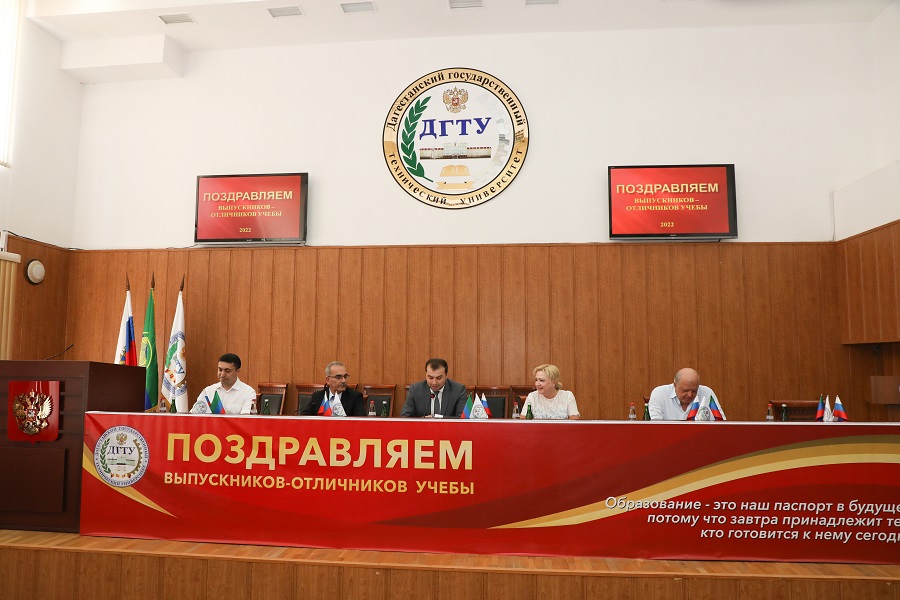Вице-премьер Нариман Абдулмуталибов посетил ярмарку выпускников в ДГТУ
