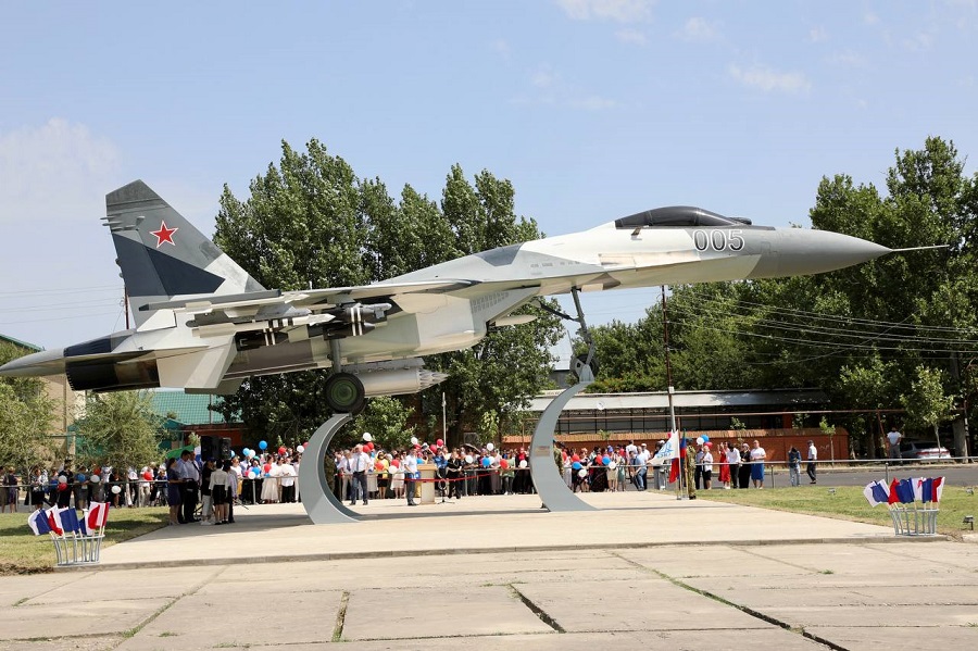 Памятник многоцелевому истребителю Су-27 открыли в Кизляре