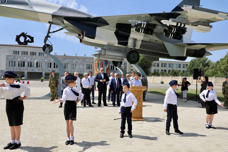 Памятник многоцелевому истребителю Су-27 открыли в Кизляре