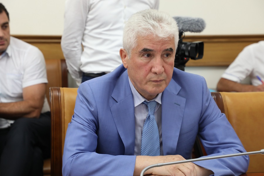 Абдулмуслим Абдулмуслимов: «Все новые школы и детсады должны быть обеспечены профессиональными медработниками»