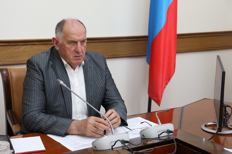 Абдулмуслим Абдулмуслимов: «Все новые школы и детсады должны быть обеспечены профессиональными медработниками»