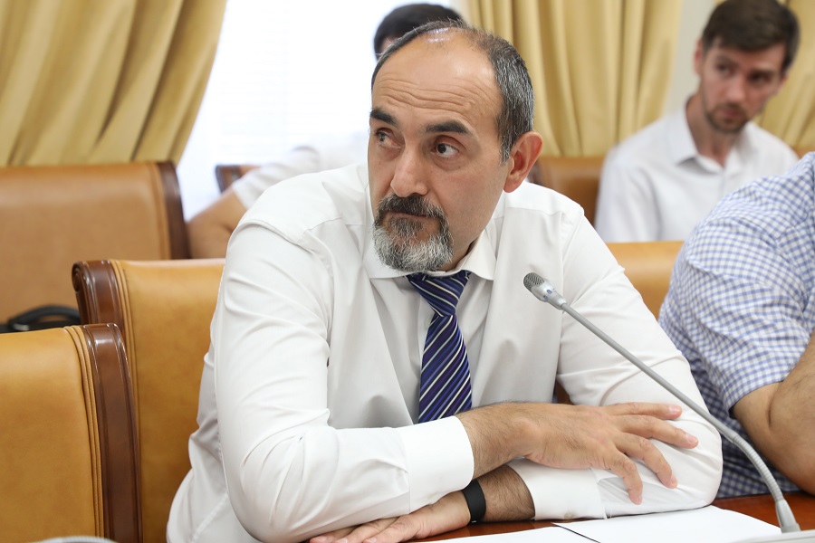 Абдулмуслим Абдулмуслимов: «Все новые школы и детсады должны быть обеспечены профессиональными медработниками»