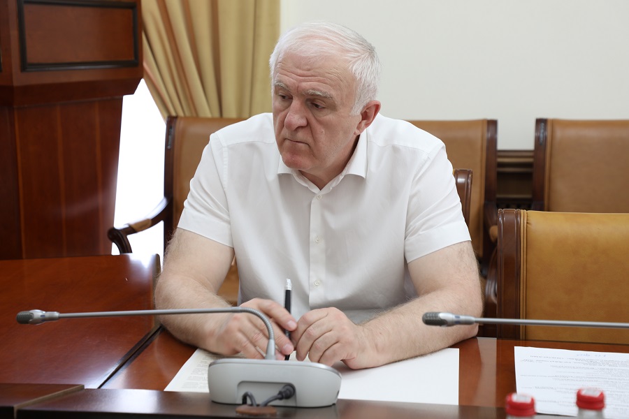 Абдулмуслим Абдулмуслимов раскритиковал работу подрядчика, затягивающего разработку проекта ликвидации свалок