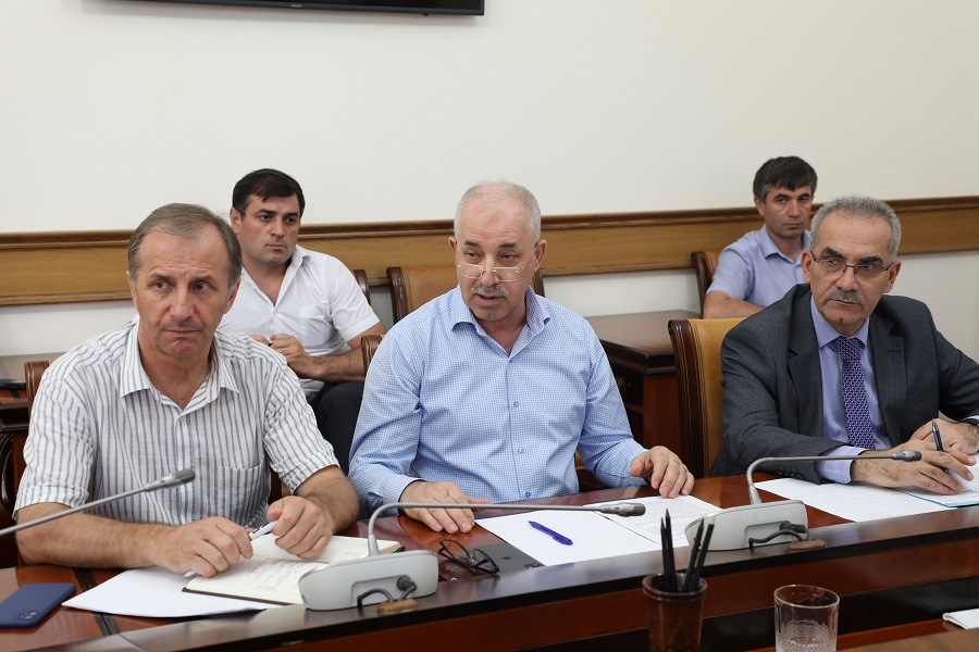 Абдулмуслим Абдулмуслимов раскритиковал работу подрядчика, затягивающего разработку проекта ликвидации свалок