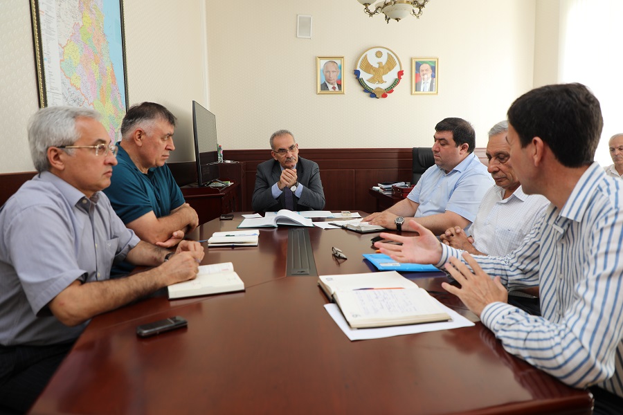Нариман Абдулмуталибов провел встречу с руководством Агрохимической службы Дагестана